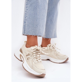 Sneaker femminili su un'enorme suola beige 2