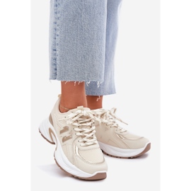 Sneaker femminili su un'enorme suola beige 1