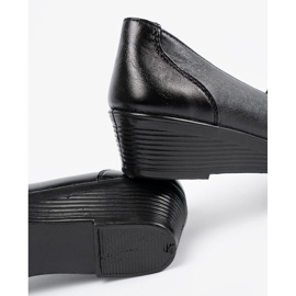 Scarpe da donna con una consistenza della pelle di un serpente nero 1