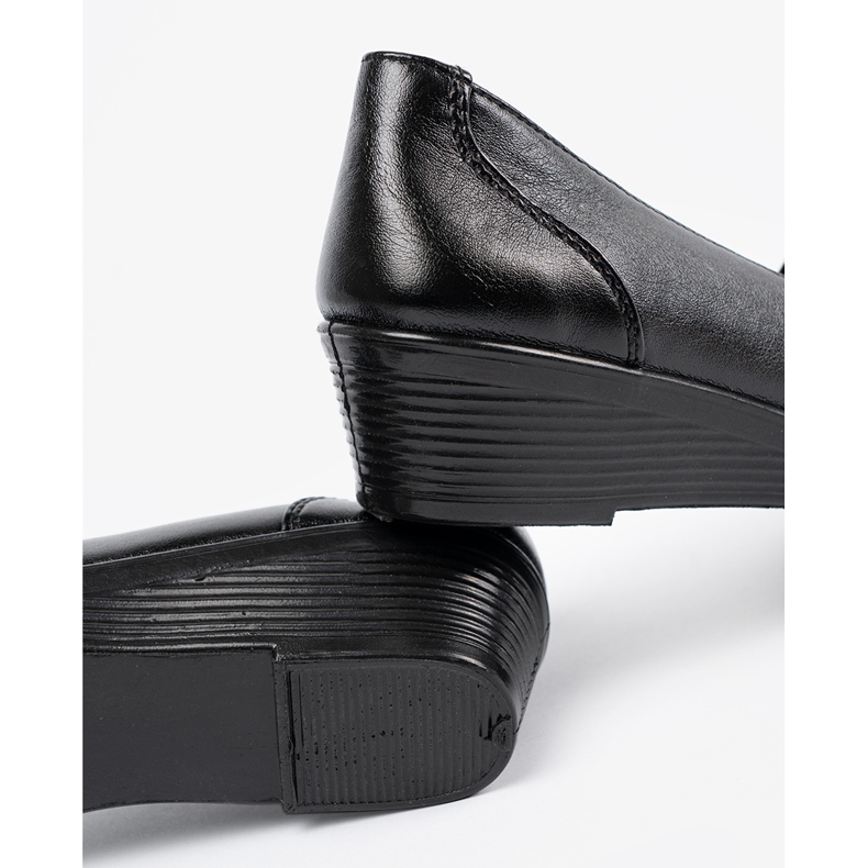 Scarpe da donna con una consistenza della pelle di un serpente nero 1