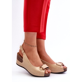 Sandali leggeri femminili sulle scarpe comodi beige cuneo 1