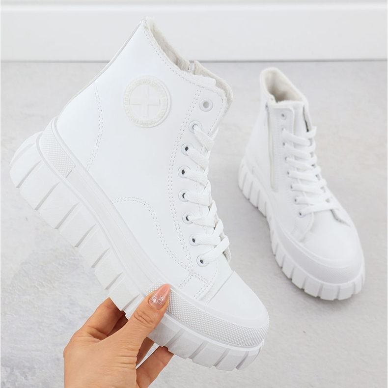 News Sneaker alte isolate sulla piattaforma di notizie bianche 9152 bianca 1