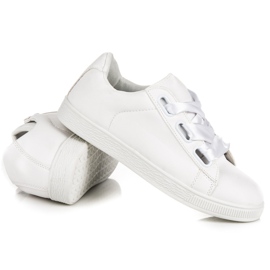 Sneakers alla moda con un nastro bianco 2