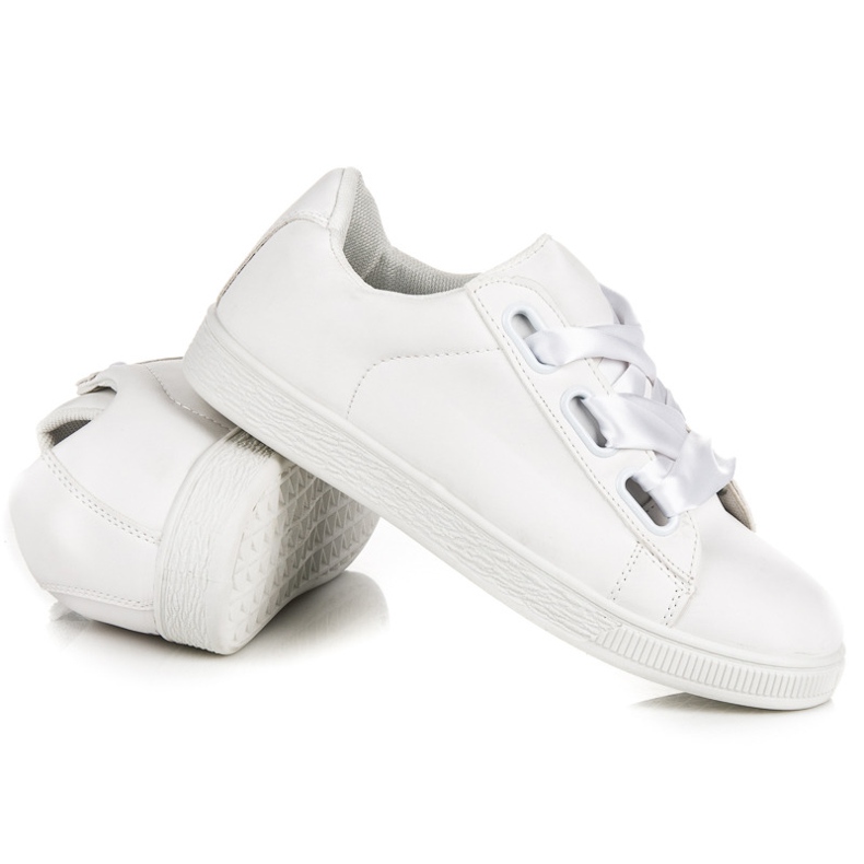 Sneakers alla moda con un nastro bianco 2