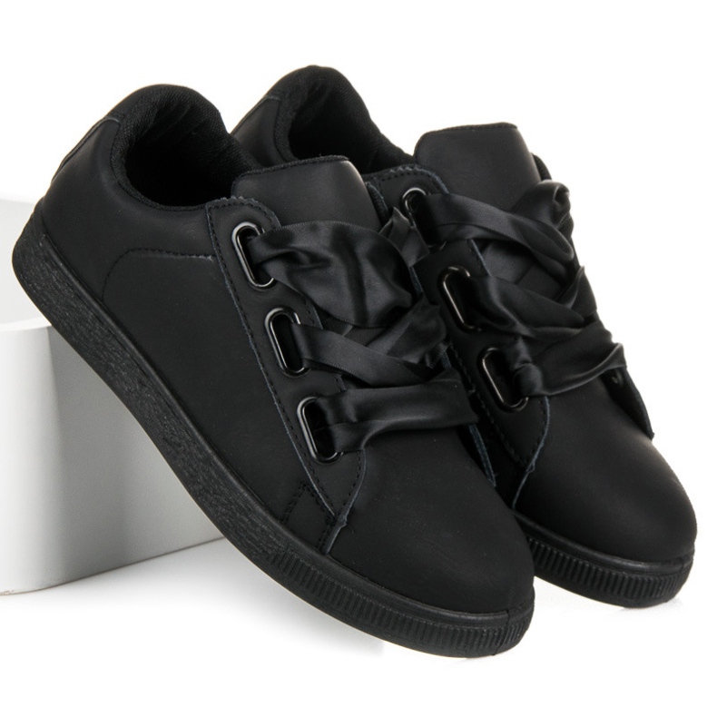 Sneakers alla moda con un nastro nero 1