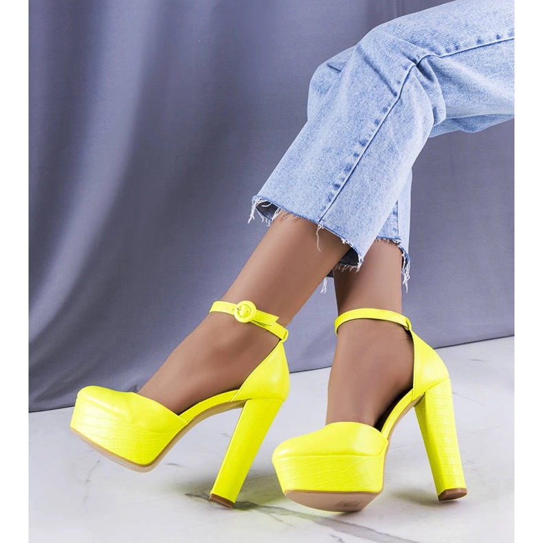 Pompe del neon giallo su un post di gioia ad alta gioia 1