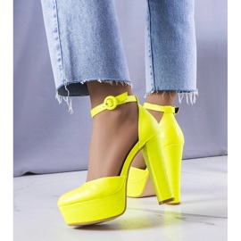 Pompe del neon giallo su un post di gioia ad alta gioia 2