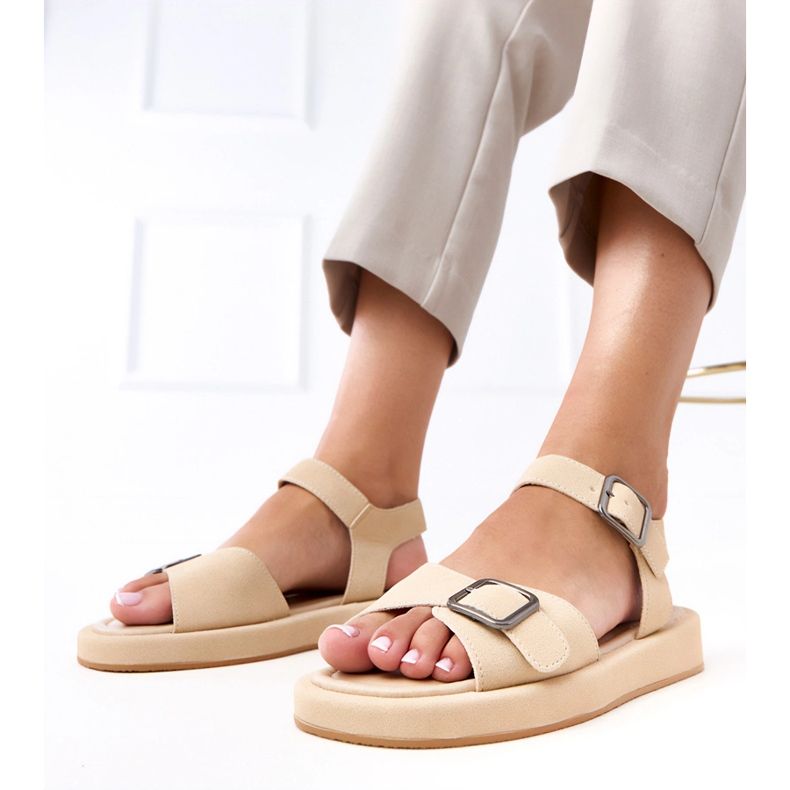 Sandali beige con una fibbia sulla barra dei mirkas 1