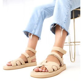 Sandali beige fissati con cubi di maimuna 1