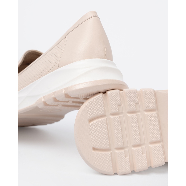 Shelvt Mocassini beige leggeri con un elemento dorato decorativo 2