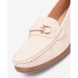 Shelvt Mocasine a cuneo beige con una catena decorativa 1