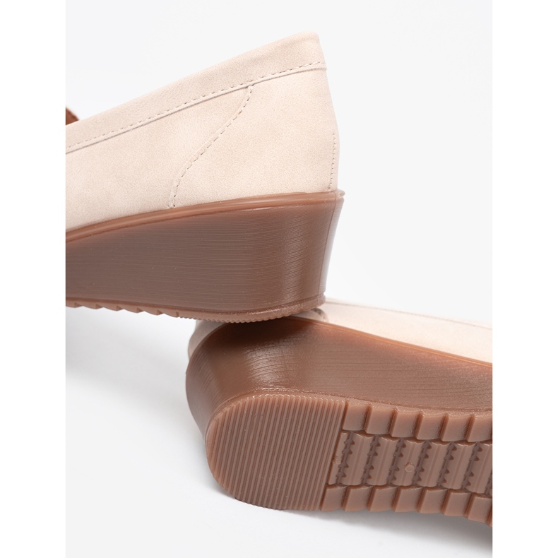 Shelvt Mocasine a cuneo beige con una catena decorativa 2