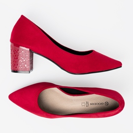 Goodin Eleganti pompe su un post decorativo rosso 2