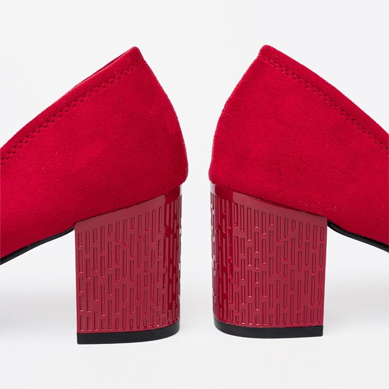 Goodin Eleganti pompe su un post decorativo rosso 1