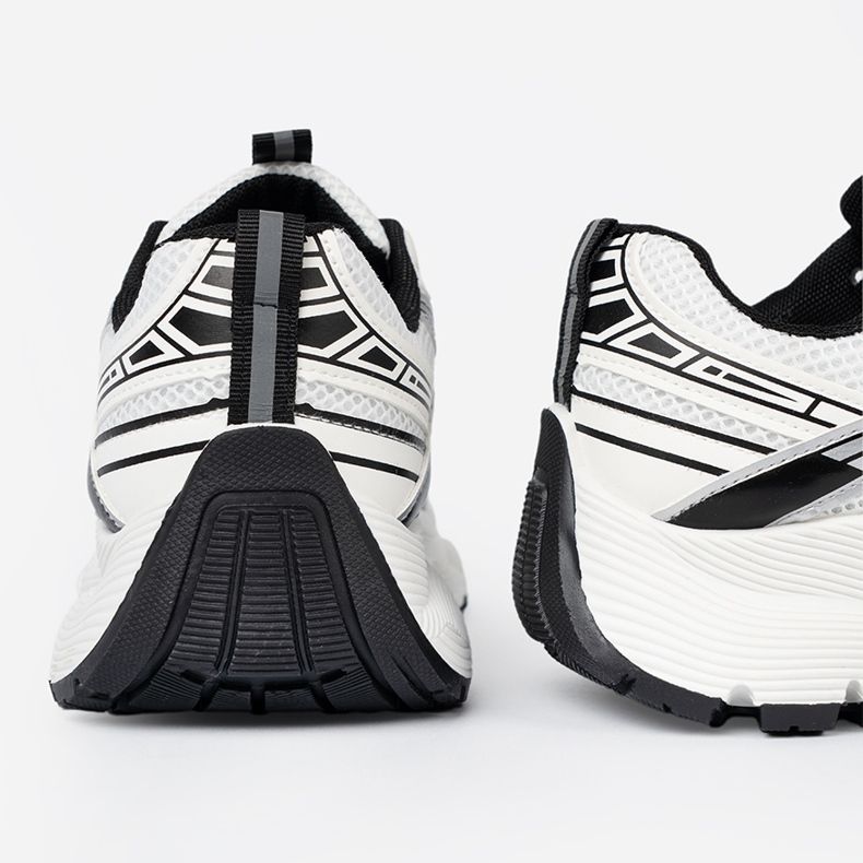 Shelvt Sneaker comode bianche e bianche con una maglia 1