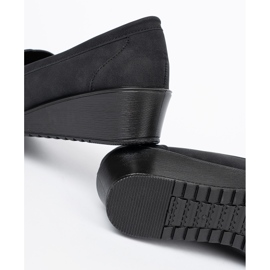 Shelvt Scarpe a cuneo nero con un ornamento 1