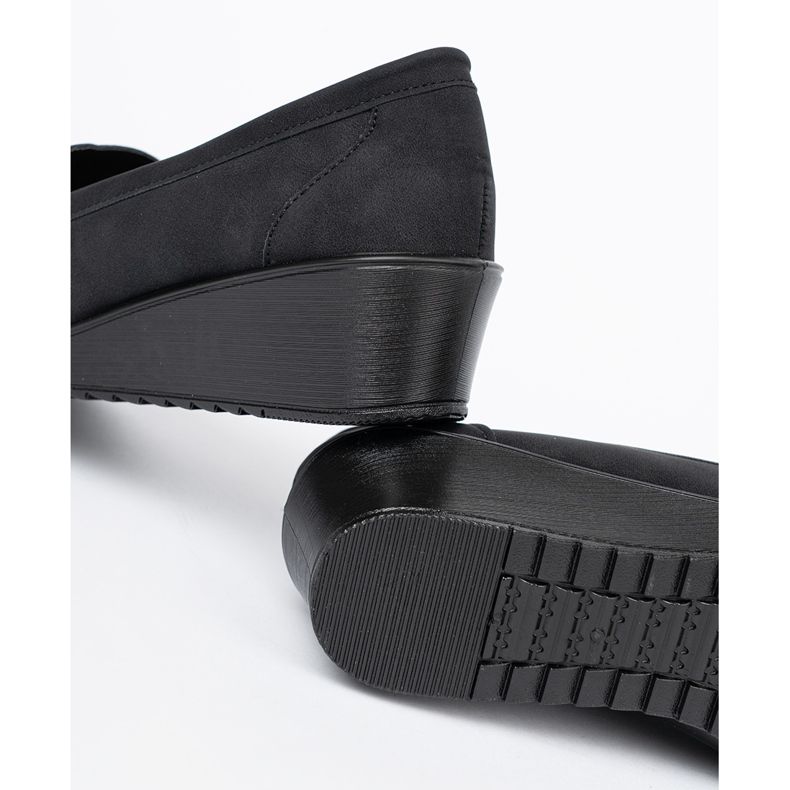 Shelvt Scarpe a cuneo nero con un ornamento 1