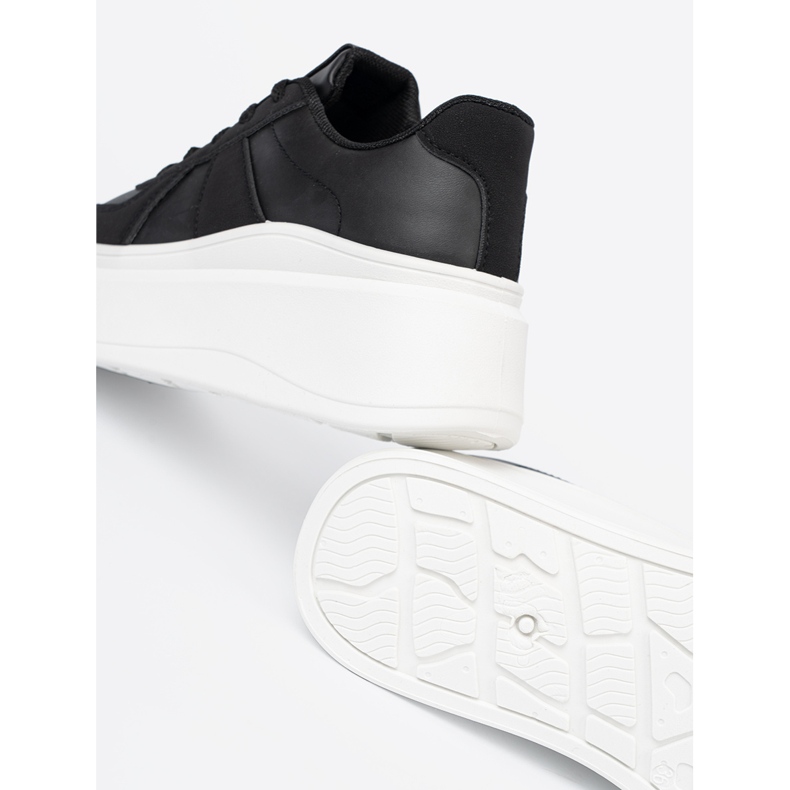 Shelvt Sneaker nere classiche su una suola spessa nero 1