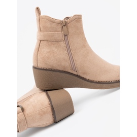 Shelvt Stivali da donna beige su un cuneo comodo e basso 1