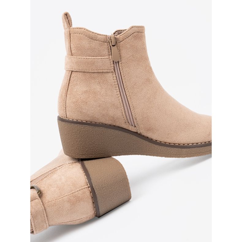 Shelvt Stivali da donna beige su un cuneo comodo e basso 1