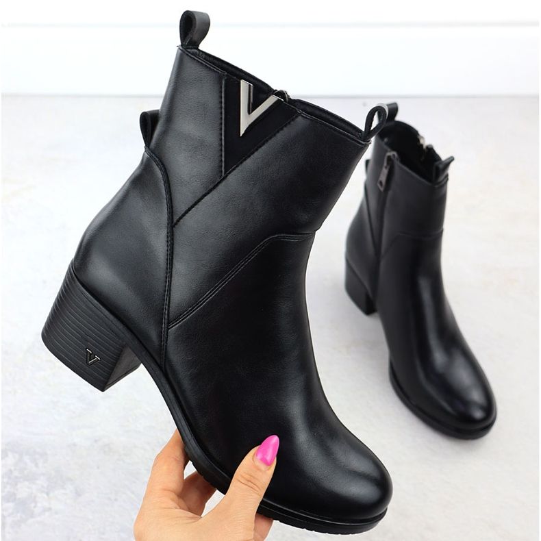 Stivali da donna sul post isolato Black Vinceza 58581 nero 1