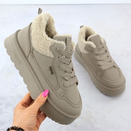 Sneaker isolate da donna con un cappotto di pelle di pecora Big Star SS274105 1