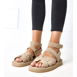 Sandali beige scuri fissati con cubetti di maimuna verde 1