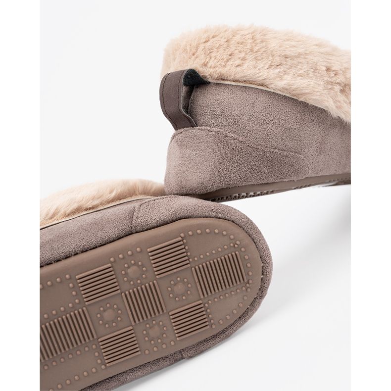 Shelvt Pantofole di beige scuro con un arco e un soffice interno di tipo moccasina 1
