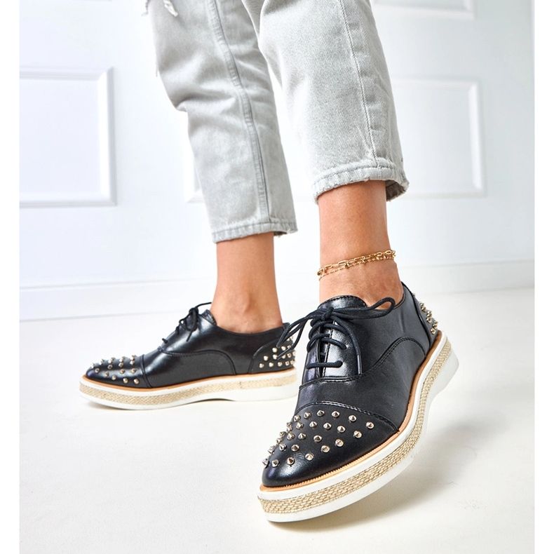Scarpe da donna nera con borchie di greschi nero 2