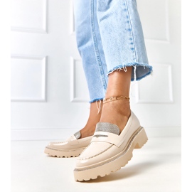 Mocassini verniciati beige decorati con 2