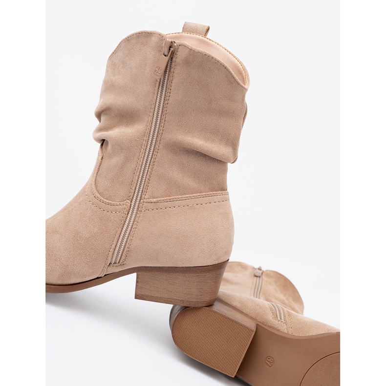 Shelvt Stivali beige da donna con un taglio classico 2