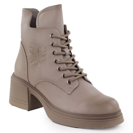 Stivali in pelle sul beige isolato pilastro Vinceza 26-39950 1