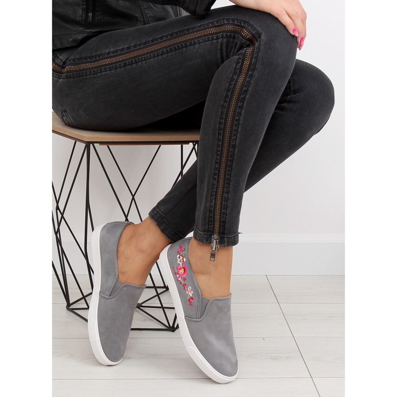 Grigio G1205-9 Sneakers slip-on grigie con delicati ricami 1