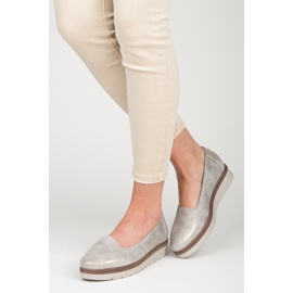 Vinceza Lordsy sulla piattaforma grigio 1