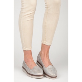 Vinceza Lordsy sulla piattaforma grigio 2