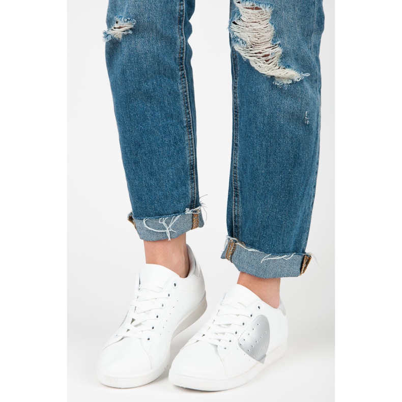 Sneakers bianche con un cuore bianco 2