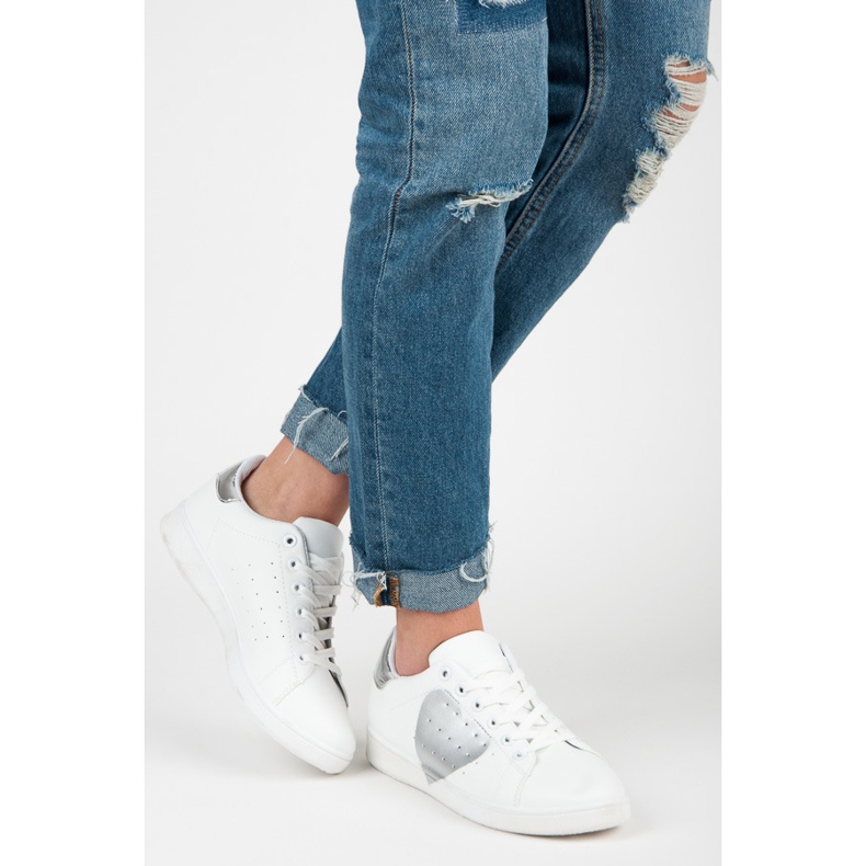 Sneakers bianche con un cuore bianca 1