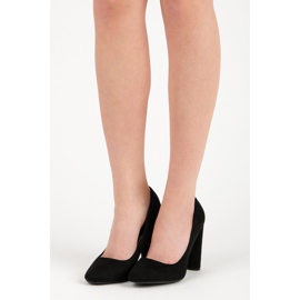 Décolleté in camoscio sul pilastro nero 1