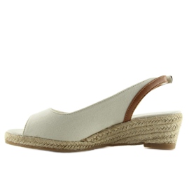 Espadrillas beige beige su una zeppa bassa 1