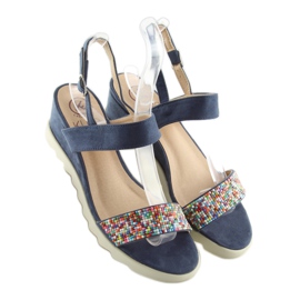 Sandali su un jeans blu navy con tacco a zeppa basso 2