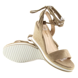 Sandali su una zeppa beige JH630 kaki 1