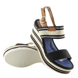 Sandali neri su una zeppa D-37 nero 2