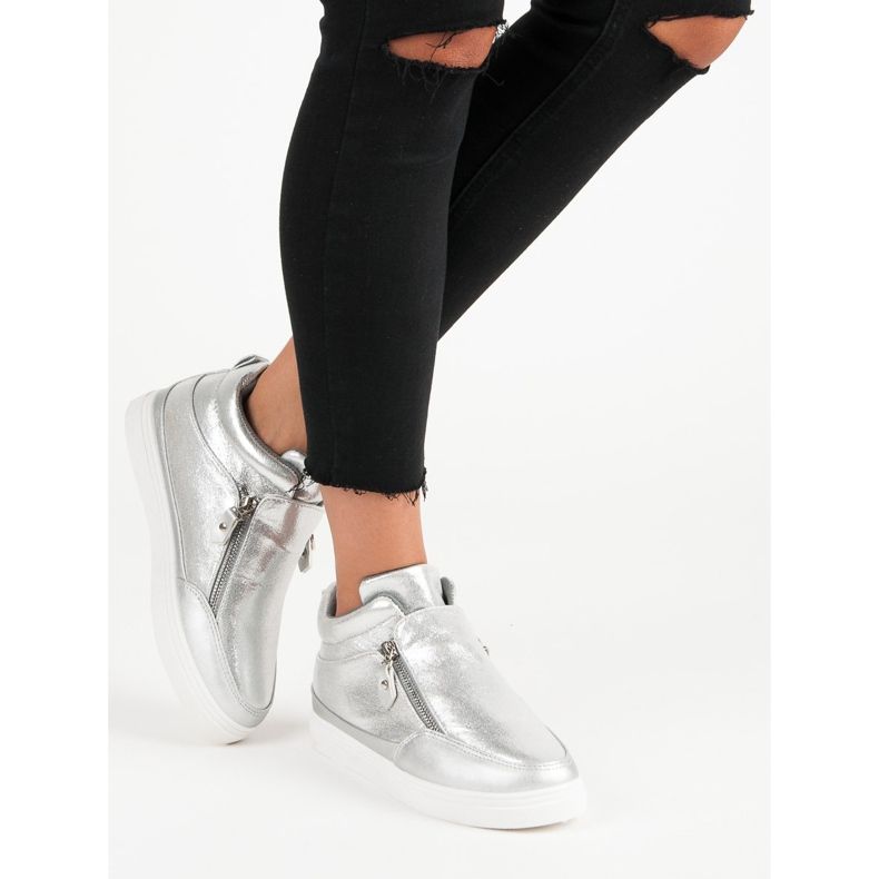 Lgm Scarpe Da Tennis D'argento Su Un Dispositivo Di Scorrimento grigio 1