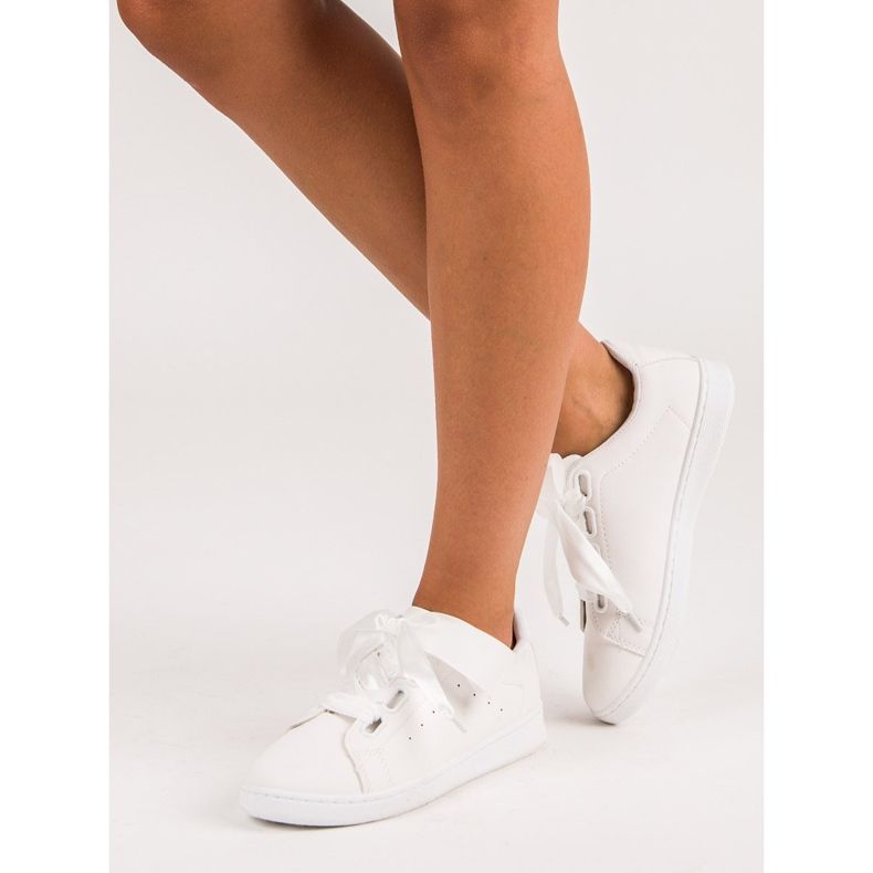 Sneakers in camoscio con nastro bianca 1