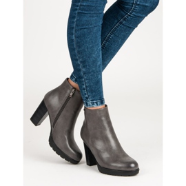 Filippo Stivali di grafite sul post grigio 2