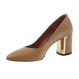 Pompe su un post Neścior 042-H multicolore 2