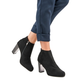 Stivali eleganti su un post nero 1