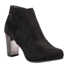 Stivali eleganti su un post nero 2