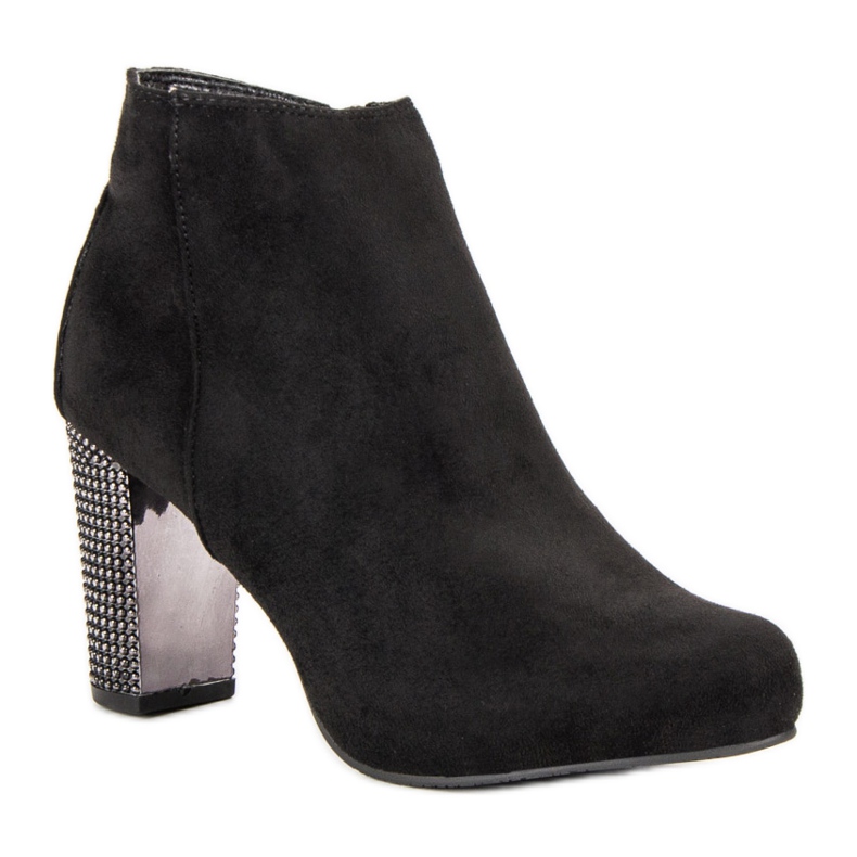 Stivali eleganti su un post nero 2