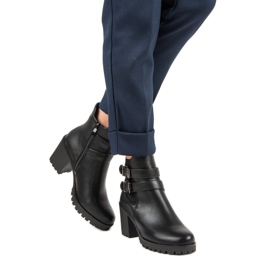 Filippo Stivali casual su un post nero 1